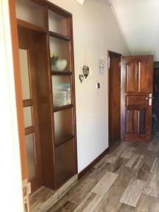 een kamer met een deur en een kamer met houten planken bij Bridges incorporated limited in Entebbe +5 foto's