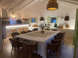 una sala da pranzo con tavolo e sedie di Cortijo Huerta Galindo ad Alanís