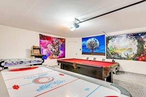 Herní místnost v ubytování Deluxe Poolside Home, Modern 5BR with Gaming Room
