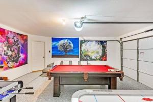 Biliár nebo kulečník v ubytování Deluxe Poolside Home, Modern 5BR with Gaming Room
