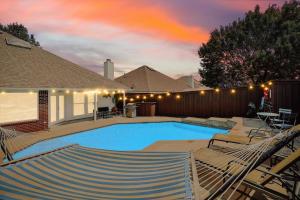 Bazén v ubytování Deluxe Poolside Home, Modern 5BR with Gaming Room nebo v jeho okolí