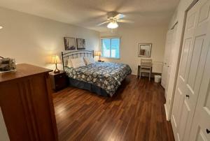 a bedroom with a bed and a ceiling fan at Siesta Key White Sands Condo in Siesta Key +10 photos