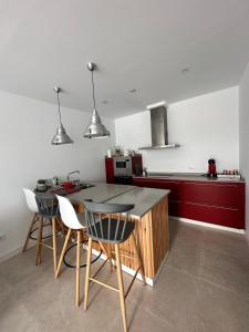 a kitchen with a table and chairs in a room at Villa Cariño - Apartamento en Malpica de Bergantiños in Malpica