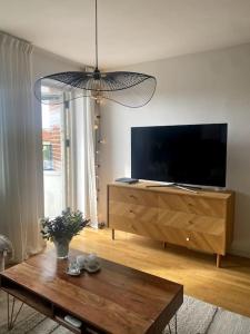 Μια τηλεόραση ή/και κέντρο ψυχαγωγίας στο Beautiful Apartment in Malmö
