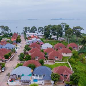 una fila de casas con techos rojos en Walk To The Beach Pool Villa Bangsaray, en Bang Sare