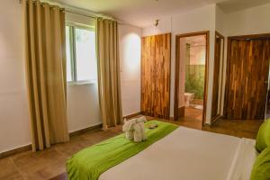Un pat sau paturi într-o cameră la Saraca Fishing Lodge, Marchula Jim Corbett