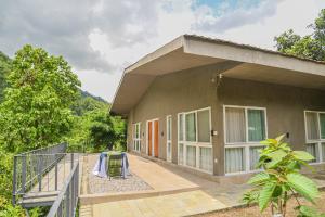 Un balcon sau o terasă la Saraca Fishing Lodge, Marchula Jim Corbett +5 fotografii