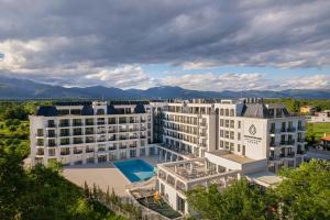 una vista aerea di un hotel con le montagne sullo sfondo di Grand Resort Pavel Banya Medical and SPA EpiCentrum a Pavel Banya
