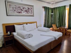 Ένα ή περισσότερα κρεβάτια σε δωμάτιο στο Wisdom Retreat Ladakh by LexStays
