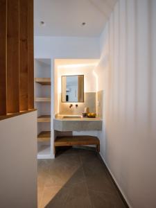 Tempat tidur dalam kamar di Elia Caldera Suites