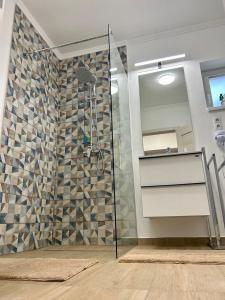 Kúpeľňa v ubytovaní Réz Apartmanok Gyula + 11 fotografií