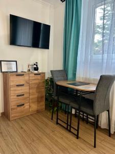 Televízia a/alebo spoločenská miestnosť v ubytovaní Réz Apartmanok Gyula