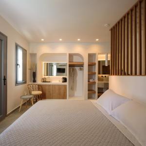 Tempat tidur dalam kamar di Elia Caldera Suites