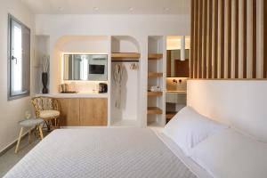 Tempat tidur dalam kamar di Elia Caldera Suites