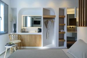 Tempat tidur dalam kamar di Elia Caldera Suites