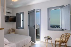 Tempat tidur dalam kamar di Elia Caldera Suites