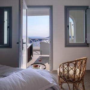 Tempat tidur dalam kamar di Elia Caldera Suites
