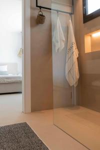 Et badeværelse på La Villa Pura Vida San Diego - Luxury Villa with Wonderful Sea View - Direct walking access to beach! 5 min from Sotogrande