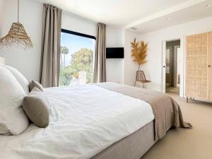 En eller flere senge i et værelse på La Villa Pura Vida San Diego - Luxury Villa with Wonderful Sea View - Direct walking access to beach! 5 min from Sotogrande + 45 billeder