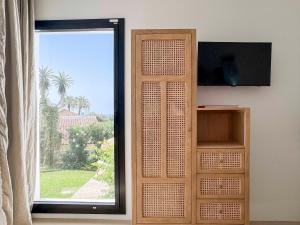 Et tv og/eller underholdning på La Villa Pura Vida San Diego - Luxury Villa with Wonderful Sea View - Direct walking access to beach! 5 min from Sotogrande