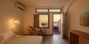 Tempat tidur dalam kamar di Elia Caldera Suites
