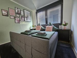 un lit avec des oreillers dessus dans une chambre dans l'établissement Stilvolle Wohnung mit Blick und Selbst-Check-in, à Bad Berleburg