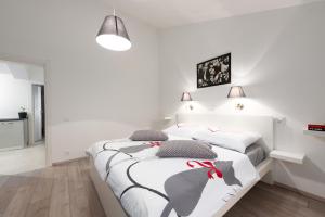 Un dormitorio con dos camas con paredes blancas. en Kuca za odmor Diraki R, en Rijeka 28 fotos más