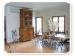 uma sala de estar com mesa e cadeiras em Écurie De Cucugnan em Cucugnan