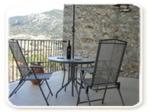 d'une table et de deux chaises sur un balcon. dans l'établissement Écurie De Cucugnan, à Cucugnan