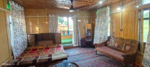 Gallery image of Houseboat Karima palace in Srinagar