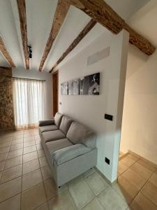 a living room with a couch and a window at Casas rurales de La Fuente in Villora