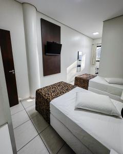 Postel nebo postele na pokoji v ubytování Papagaio Hotel