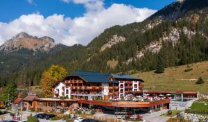 格伦Hotel Bergblick 5 Sterne的以山为背景的酒店