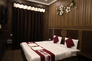 Postel nebo postele na pokoji v ubytování Hotel Pardesi,Har ki pauri Road Haridwar