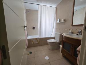 un bagno con doccia, WC e lavandino di Apartamento en Urb. Las Margas Golf (piscina) a Sabiñánigo Altre 15 foto