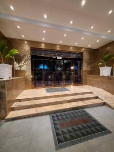 アブジャにあるCarlton Swiss Luxury Residencyの階段のあるロビーと窓のある建物 +46枚の写真