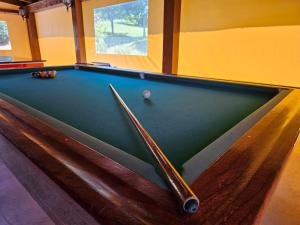 una mesa de billar con una bola de billar en Agriturismo Ca Serrantonio - Ferri Villetta Mozart, en Urbania