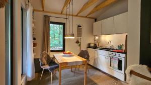 O bucătărie sau chicinetă la Kleine Auszeit - Cottage im Grünen
