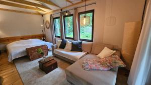 Un pat sau paturi într-o cameră la Kleine Auszeit - Cottage im Grünen