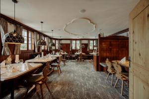 Restaurace v ubytování RESL Resort + 37 fotografií