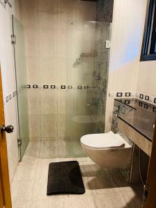 Koupelna v ubytování Riviera palms 1 Luxury 1 BHK apartment with Swimmimg Pool view- Arpora - near baga beach