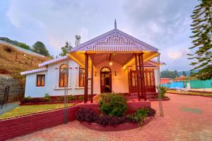 Πισίνα στο ή κοντά στο Vintage Inglenook Premium Ooty Bungalow by VOYE HOMES