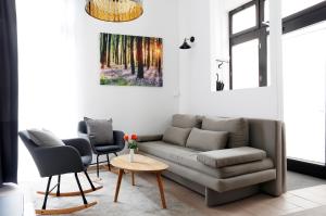 Posezení v ubytování NIEB by ROCKCHAIR Apartments l SUPERHOST Status l 3 Bedrooms Boxspringbeds 3 Bathrooms in Center "Kurfürstendamm" - Cozy Family & Business Flair welcomes you!