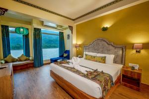 Postel nebo postele na pokoji v ubytování GANGA KINARE- A Riverside Boutique Resort, Rishikesh + 37 fotografií