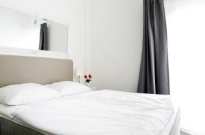 Postel nebo postele na pokoji v ubytování NIEB by ROCKCHAIR Apartments l SUPERHOST Status l 3 Bedrooms Boxspringbeds 3 Bathrooms in Center "Kurfürstendamm" - Cozy Family & Business Flair welcomes you!