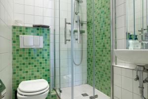 Koupelna v ubytování NIEB by ROCKCHAIR Apartments l SUPERHOST Status l 3 Bedrooms Boxspringbeds 3 Bathrooms in Center "Kurfürstendamm" - Cozy Family & Business Flair welcomes you! + 29 fotografií