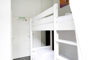 Palanda nebo palandy na pokoji v ubytování NIEB by ROCKCHAIR Apartments l SUPERHOST Status l 3 Bedrooms Boxspringbeds 3 Bathrooms in Center "Kurfürstendamm" - Cozy Family & Business Flair welcomes you!