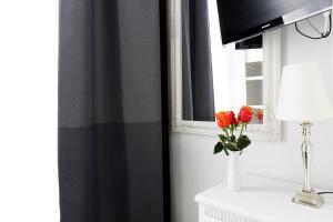 TV a/nebo společenská místnost v ubytování NIEB by ROCKCHAIR Apartments l SUPERHOST Status l 3 Bedrooms Boxspringbeds 3 Bathrooms in Center "Kurfürstendamm" - Cozy Family & Business Flair welcomes you!