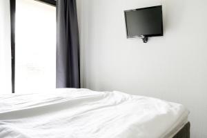 TV a/nebo společenská místnost v ubytování NIEB by ROCKCHAIR Apartments l SUPERHOST Status l 3 Bedrooms Boxspringbeds 3 Bathrooms in Center "Kurfürstendamm" - Cozy Family & Business Flair welcomes you!