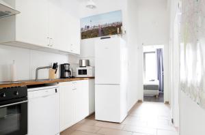 Kuchyň nebo kuchyňský kout v ubytování NIEB by ROCKCHAIR Apartments l SUPERHOST Status l 3 Bedrooms Boxspringbeds 3 Bathrooms in Center "Kurfürstendamm" - Cozy Family & Business Flair welcomes you!